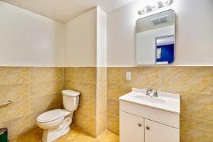bagno con servizi igienici, lavandino e specchio di Stylish & Great location next to the convention center a Philadelphia