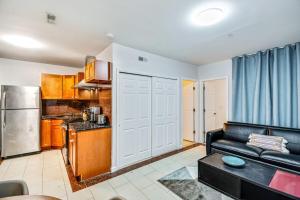 ein Wohnzimmer mit einem Sofa und einer Küche in der Unterkunft Bee Home in the City in Philadelphia