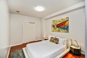 ein Schlafzimmer mit einem Bett und einem Wandgemälde in der Unterkunft Bee Home in the City in Philadelphia