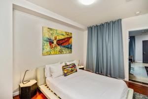 a bedroom with a bed and a painting on the wall at Bee Home in the City in Philadelphia