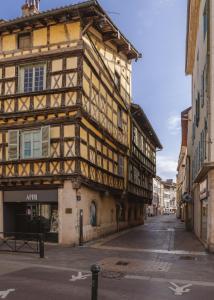 ein altes Gebäude in einer Straße in einer Stadt in der Unterkunft Renaissance in Bourg-en-Bresse