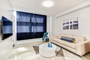 A seating area at Spacious&stylish 2bd apt with great location!