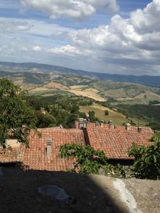 una vista aerea di una casa con colline sullo sfondo di BBBagni a Bagni San Filippo