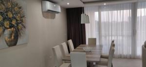 Posezení v ubytování Wileg 4B Luxury Two Bedroom Apartment with Shared Swimming Pool.