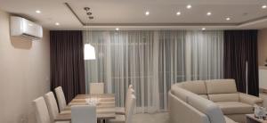 Posezení v ubytování Wileg 4B Luxury Two Bedroom Apartment with Shared Swimming Pool.
