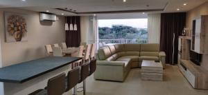 Posezení v ubytování Wileg 4B Luxury Two Bedroom Apartment with Shared Swimming Pool.
