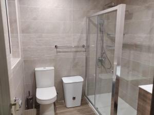 Koupelna v ubytování Wileg 4B Luxury Two Bedroom Apartment with Shared Swimming Pool.