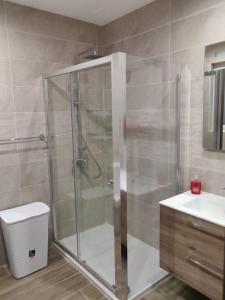 Koupelna v ubytování Wileg 4B Luxury Two Bedroom Apartment with Shared Swimming Pool.