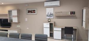 TV a/nebo společenská místnost v ubytování Wileg 4B Luxury Two Bedroom Apartment with Shared Swimming Pool.
