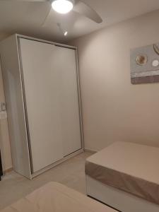 Postel nebo postele na pokoji v ubytování Wileg 4B Luxury Two Bedroom Apartment with Shared Swimming Pool.