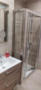 Koupelna v ubytování Wileg 4B Luxury Two Bedroom Apartment with Shared Swimming Pool.