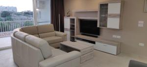 Posezení v ubytování Wileg 4B Luxury Two Bedroom Apartment with Shared Swimming Pool.