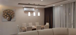 Posezení v ubytování Wileg 4B Luxury Two Bedroom Apartment with Shared Swimming Pool.