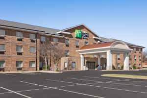 エドモンドにあるHoliday Inn Express Hotel & Suites Edmond by IHGの駐車場付きホテル像
