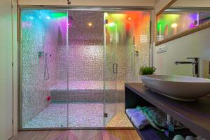 y baño con ducha acristalada y lavamanos. en 4 Star Suite SPA - Self Check-In en Bolonia