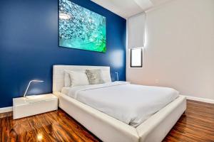 Un pat sau paturi într-o cameră la Retreat in a stylish 2BD apartment in the heart of the City