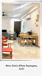 Posezení v ubytování Meru Oasis at Casa Kayangan Ipoh