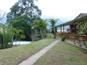Casa con jardín y piscina en Casa Campo alojamiento campestre para descanso en Calarcá Quindío, en Potosí
