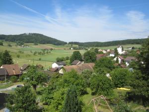 ein Dorf mit Häusern und Bäumen in der Ferne in der Unterkunft BnB Mönthal im Jurapark in Mönthal 