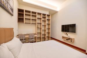 een slaapkamer met een bed en een tafel met stoelen bij 僑居民宿 in Magong