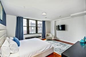 una camera d'albergo con letto e TV di The place to stay! a Philadelphia