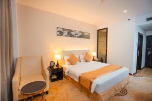 Giường trong phòng chung tại Hotel Sanchaung
