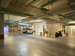 un garage vide avec une moto garée à l'intérieur dans l'établissement Departamento 2 recámaras Anah, à Playa del Carmen