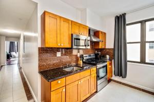 Een keuken of kitchenette bij Be My Guest Gorgeous 2BD next to Reading Terminal