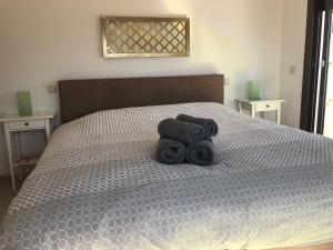 ein Teddybär, der auf einem Bett sitzt in der Unterkunft Casa Dollita - Semi Penthouse - 90 square meters terrace -breathtaking seaview in Mijas + 34 Fotos