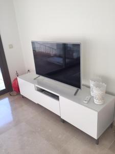 ein Flachbildfernseher auf einem weißen Entertainment-Center in der Unterkunft Casa Dollita - Semi Penthouse - 90 square meters terrace -breathtaking seaview in Mijas