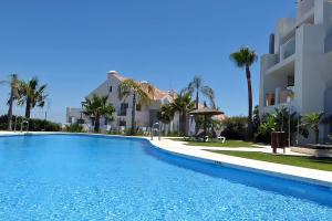 ein großes Schwimmbad vor einem Gebäude in der Unterkunft Casa Dollita - Semi Penthouse - 90 square meters terrace -breathtaking seaview in Mijas
