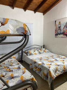 sypialnia z 2 łóżkami i łóżkiem piętrowym w obiekcie Condominio El portal Casa 4 w mieście Carmen de Apicalá