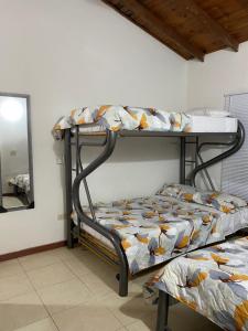 - 2 lits superposés dans une chambre avec un miroir dans l'établissement Condominio El portal Casa 4, à Carmen de Apicalá