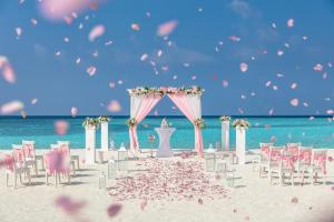 马纳杜岛Kuredhivaru Resort and Spa - Maldives的海滩上的婚礼,配有椅子和祭坛 更多37张照片