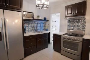 uma cozinha com um frigorífico e um fogão forno superior em Clean&Equipped, 1-Floor 3-Bedroom Downtown House em Ensenada