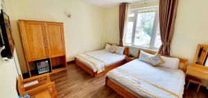 Giường trong phòng chung tại DALAMOON HOTEL