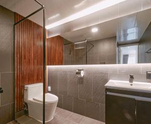 uma casa de banho com um WC, um lavatório e um espelho. em Bias K-girl Guesthouse - Women only em Seul