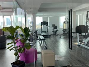 Fitness centrum a/nebo fitness zařízení v ubytování Harmony Phnom Penh Hotel
