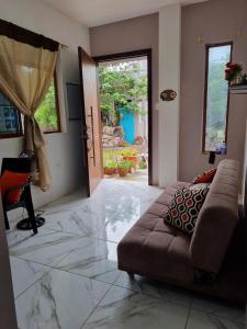 uma sala de estar com um sofá sentado num piso de mármore em La Casa de Amelia em Puerto Baquerizo Moreno