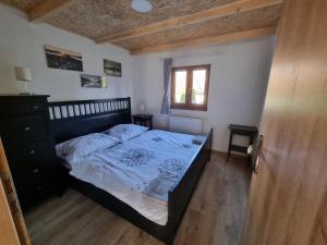 מיטה או מיטות בחדר ב-Domček pod orechom