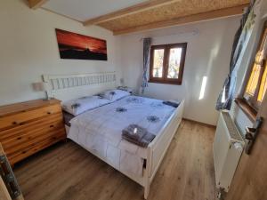 Domček pod orechom客房内的一张或多张床位