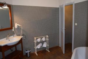 a bathroom with a sink and a mirror at Oranje City Hotel in Diest