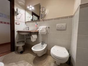 La petite salle de bains est pourvue de toilettes et d'un lavabo. dans l'établissement Viole Country Hotel, à Assise