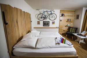 Ein Bett oder Betten in einem Zimmer der Unterkunft Der Tannenhof