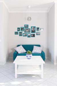 uma sala de estar com um sofá azul e uma mesa de café branca em Tuscany To Love - Holiday Home - Casa Vacanze em Pieve a Nievole