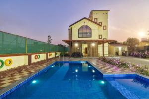 Bazén v ubytování Lifeline Villas - Mountain View 3Bhk Big Pool Villa with Baby Pool nebo v jeho okolí
