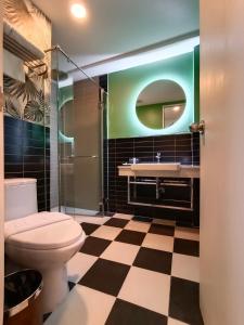 W łazience znajduje się toaleta, umywalka i lustro. w obiekcie VIVA LA VIDA HOTEL w mieście Bangkok