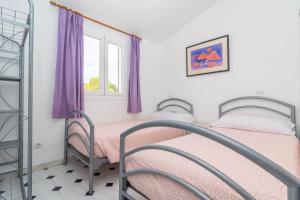 Un dormitorio con dos literas y una ventana. en Es Mallorqui, en Puerto de Alcudia 19 fotos más