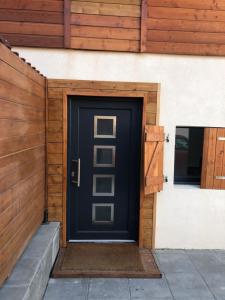 una porta blu sul lato di un edificio di cocooning a Rumersheim-le-Haut