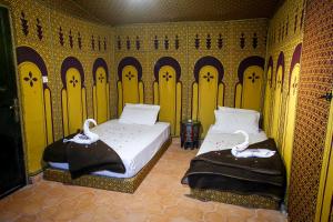 Cama o camas de una habitación en Palmeras Y Dunas Luxery Camp